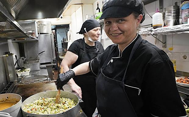 Imagen principal - Ucranianos que viven en Gipuzkoa: «Nos preocupaba no tener trabajo»