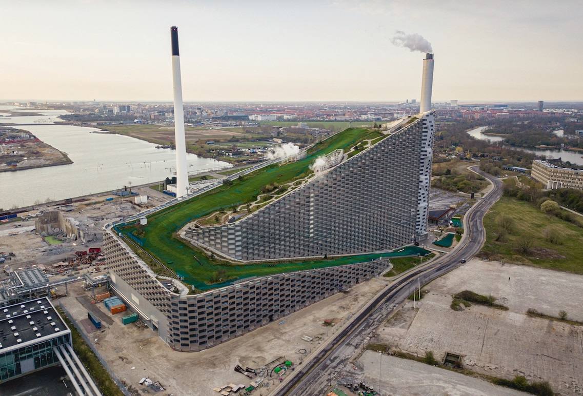 CopenHill (o Amager Bakke). Incineradora con pista de esquí en la azotea, obra de BIG.