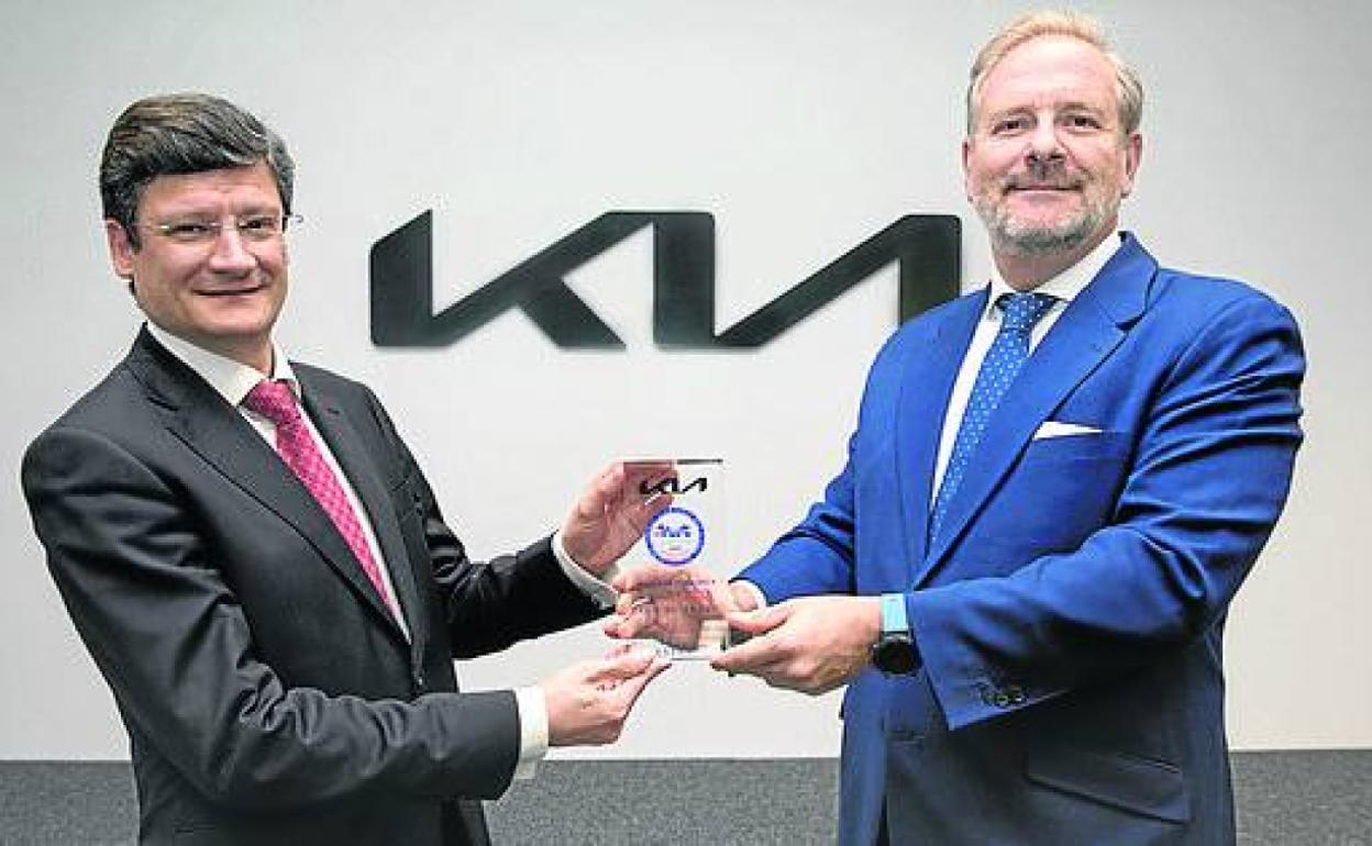 Eduardo Divar, director general de Kia Iberia, recibe el sello internacional de confianza de manos de José María Cubillo.