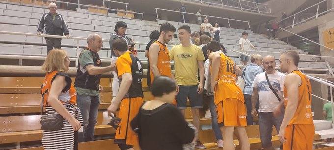 Los jugadores del Juarirsti Iraurgi celebran la victoria con los aficionados desplazados a Huesca. 