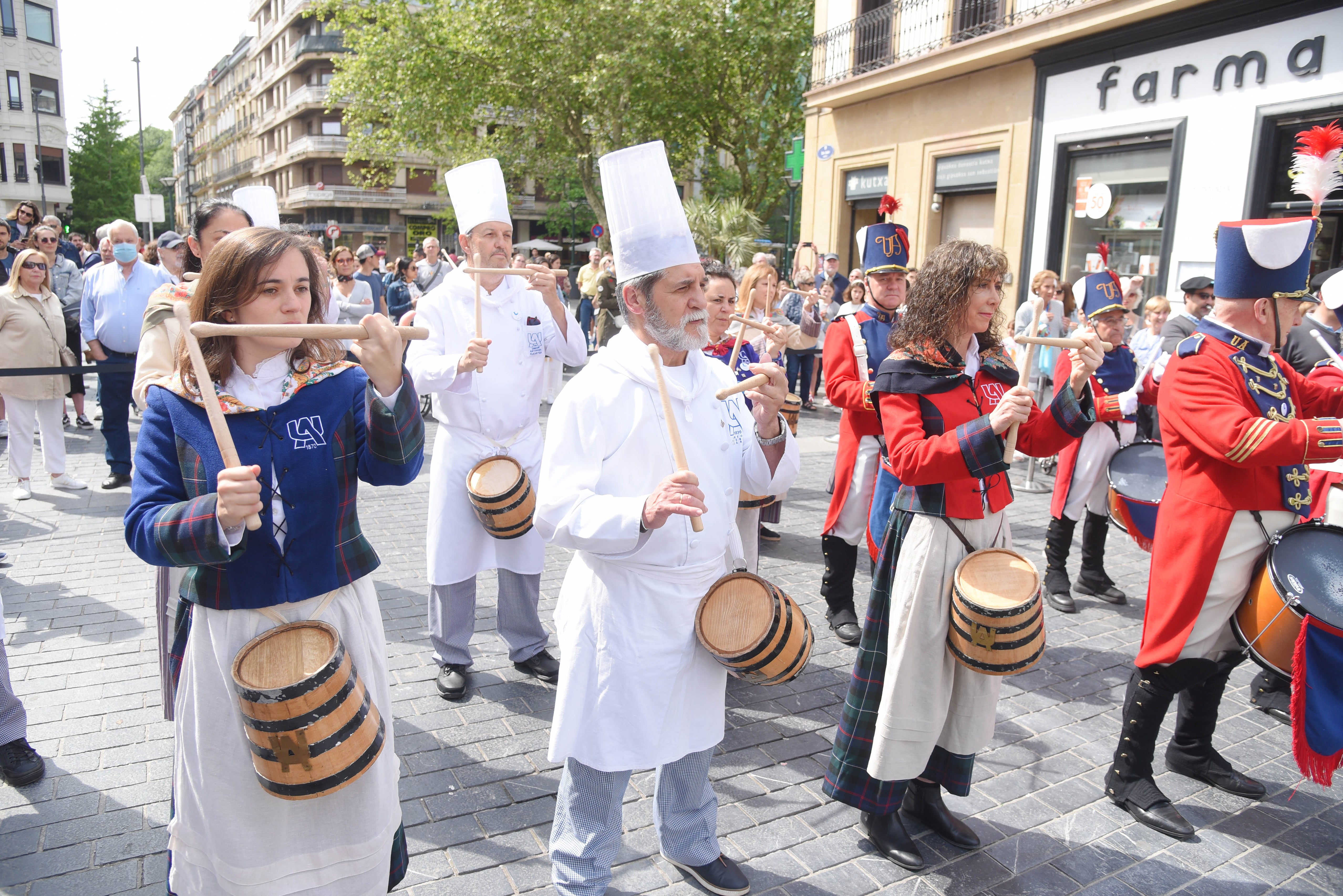 Fotos: Donostia da la bienvenida a la aguadora en la plaza Sarriegi
