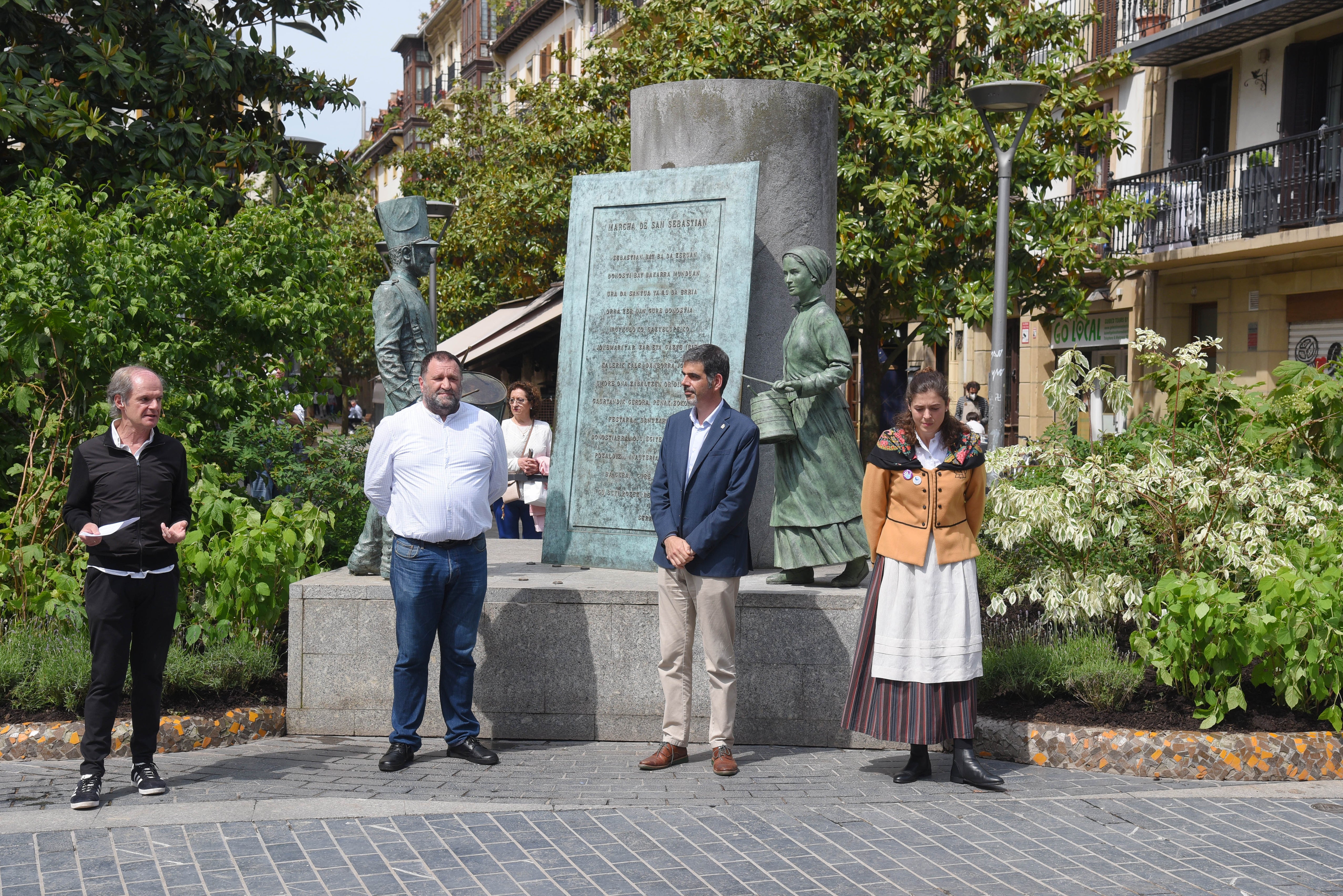 Fotos: Donostia da la bienvenida a la aguadora en la plaza Sarriegi