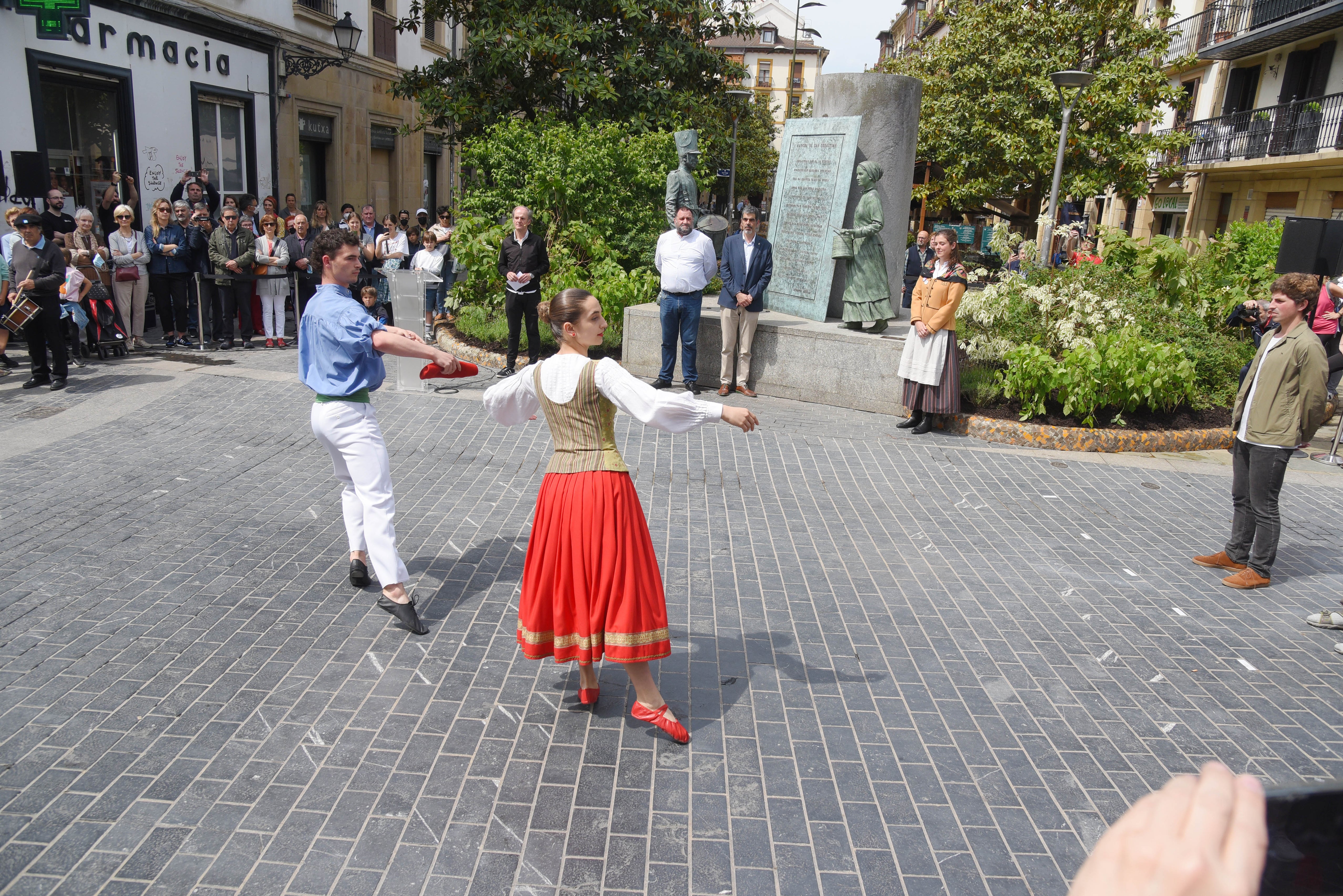 Fotos: Donostia da la bienvenida a la aguadora en la plaza Sarriegi