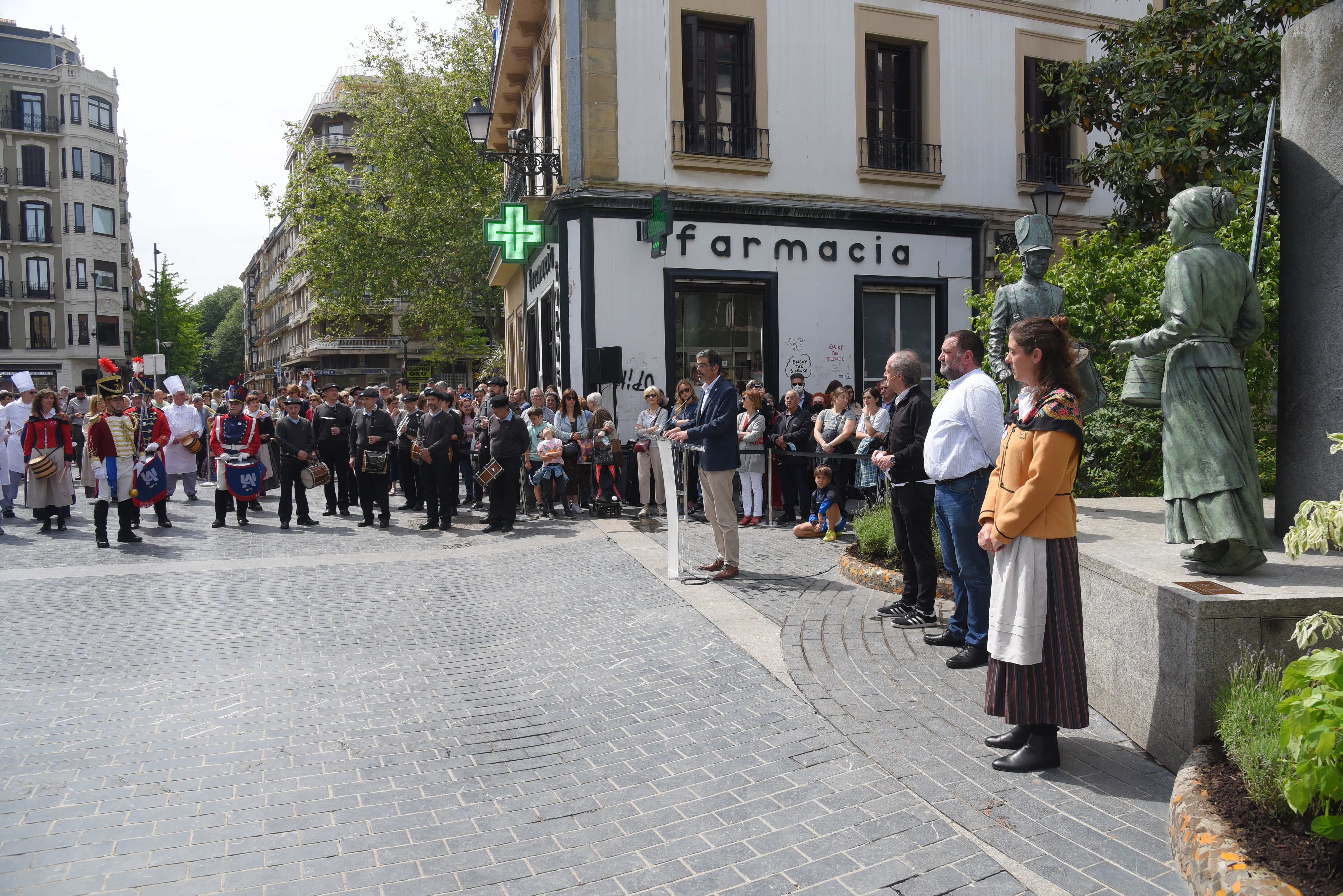 Fotos: Donostia da la bienvenida a la aguadora en la plaza Sarriegi