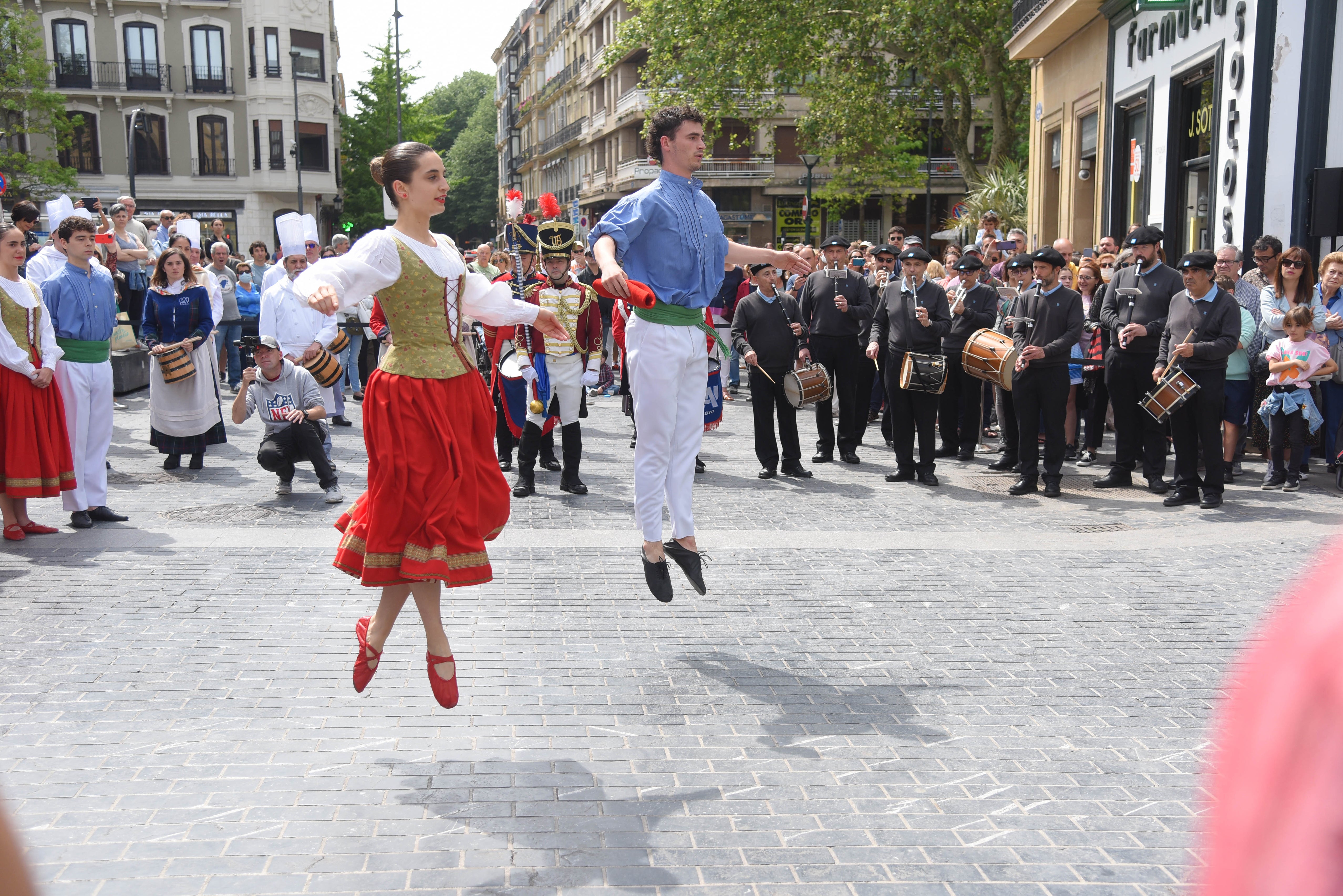Fotos: Donostia da la bienvenida a la aguadora en la plaza Sarriegi