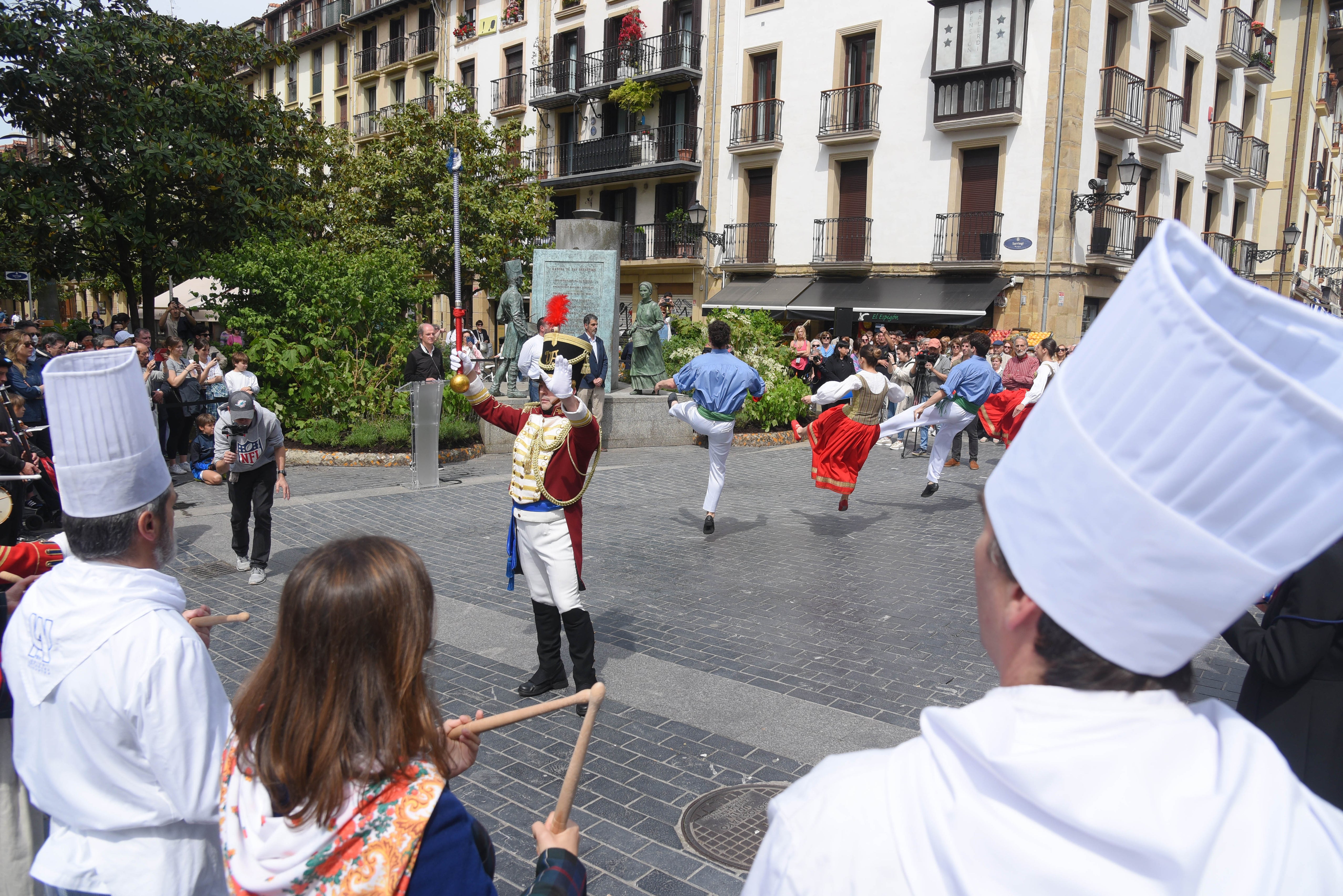 Fotos: Donostia da la bienvenida a la aguadora en la plaza Sarriegi