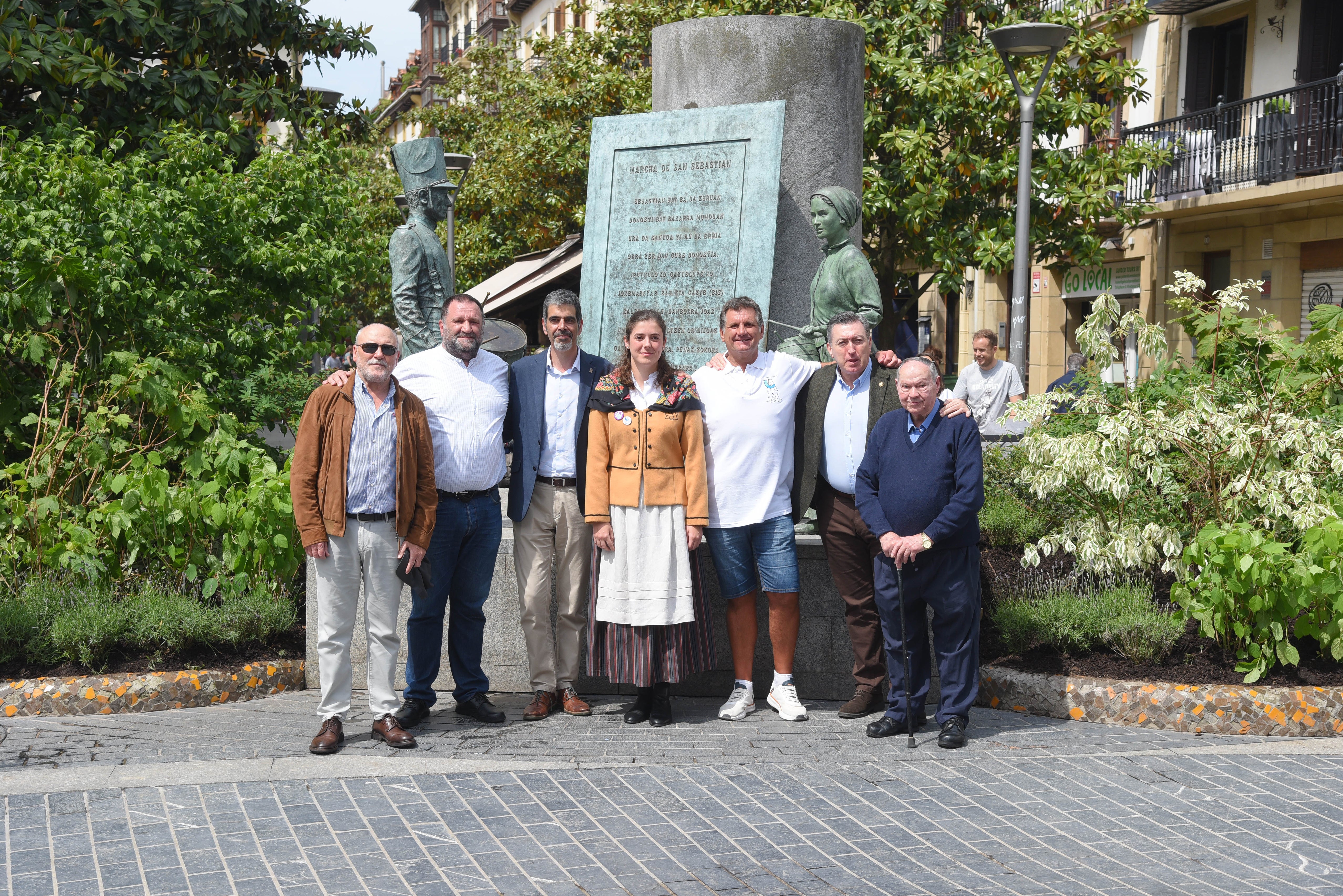 Fotos: Donostia da la bienvenida a la aguadora en la plaza Sarriegi