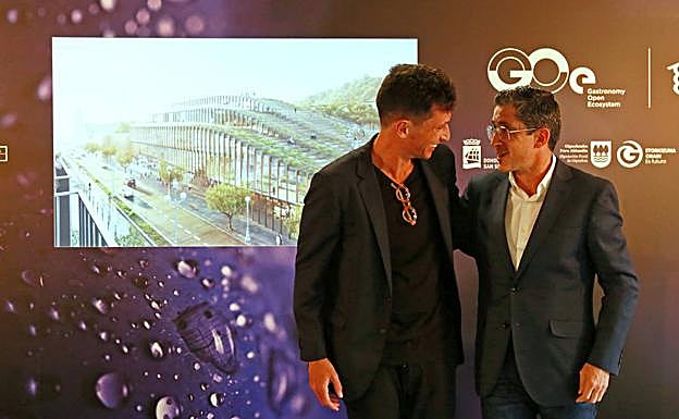 Joao Albuquerque y Joxe Mari Aizega en la presentación del edificio del BCC. 
