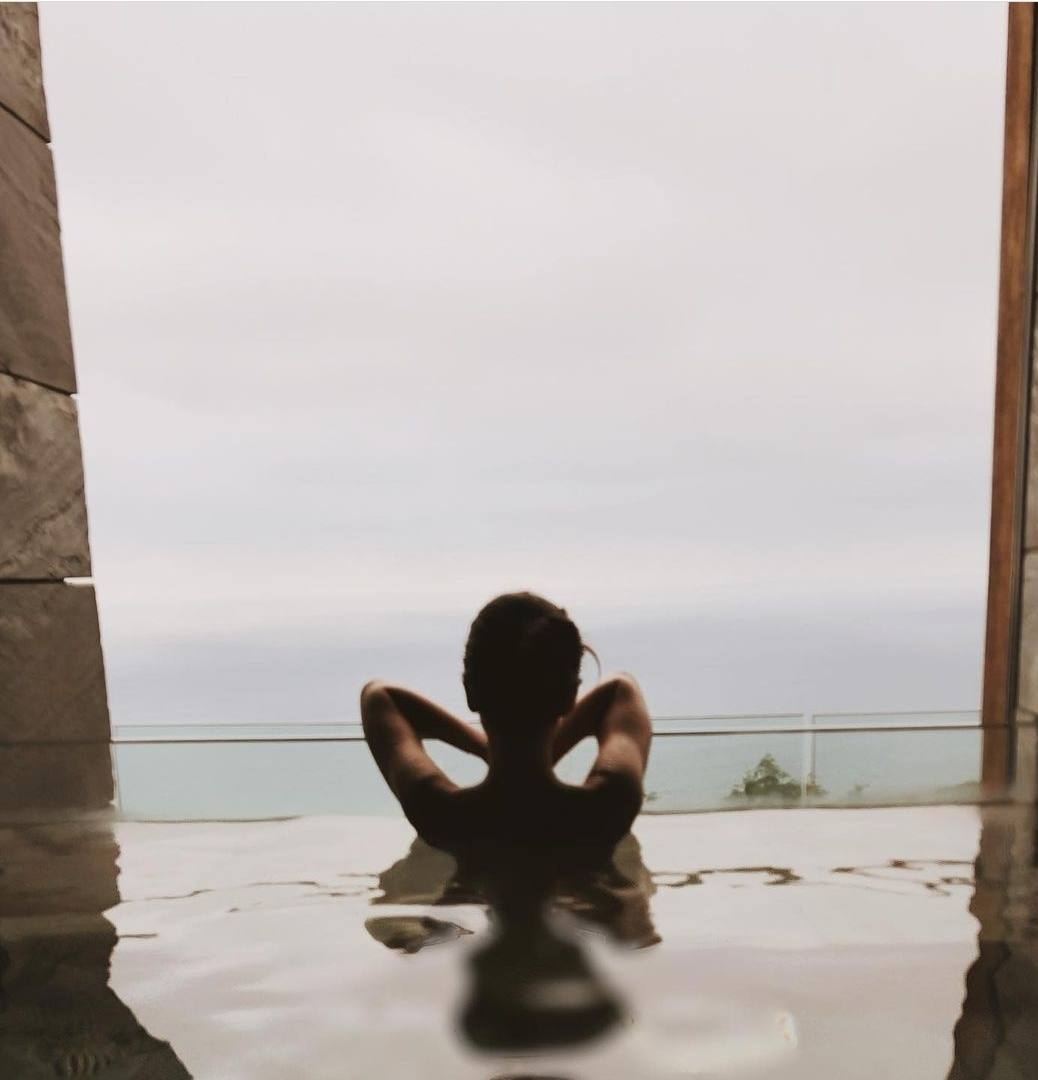Sandra Gago, en la piscina de la suite del Akelarre.