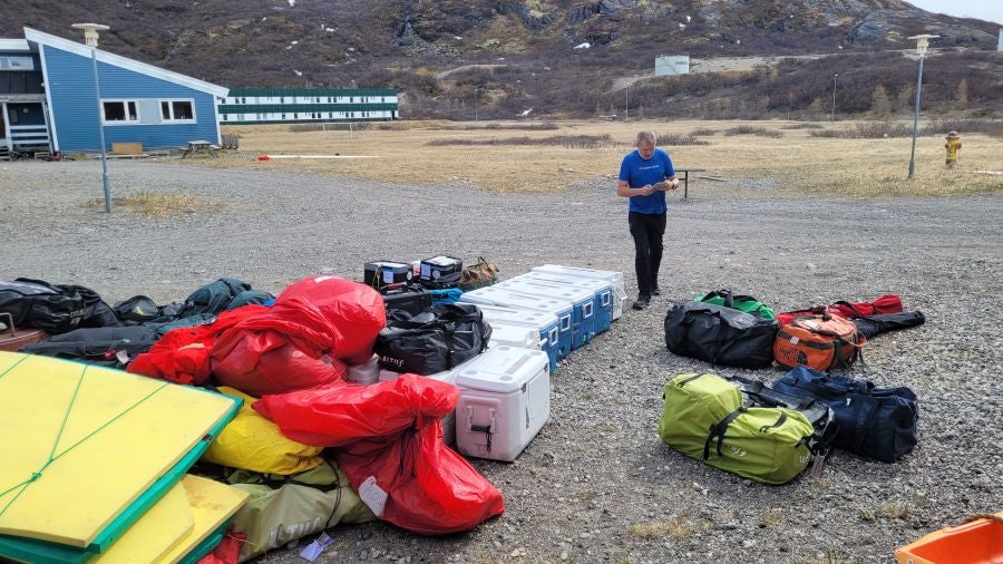 Preparando el materila para llevarlo al angar. 