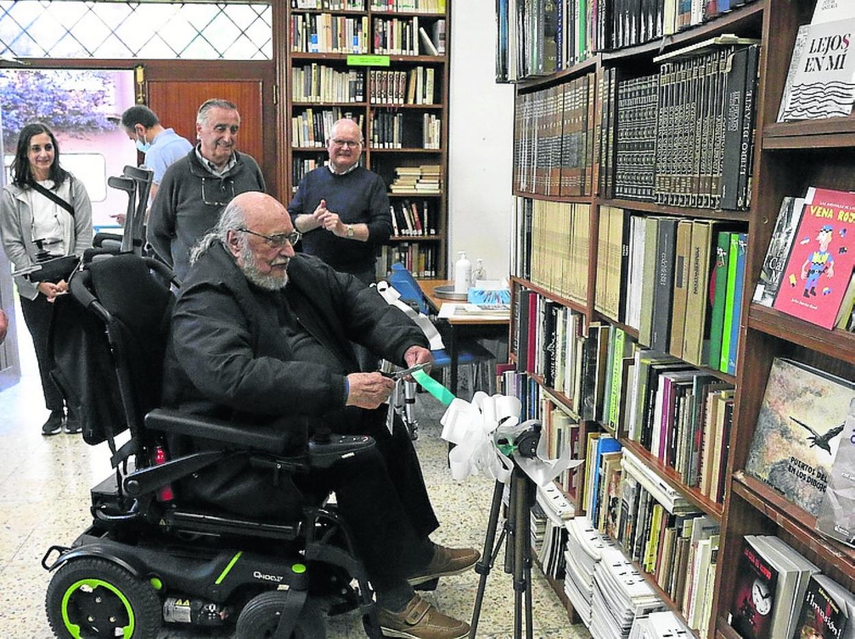 Mensu corta la cinta inaugural, en la biblioteca de la A VV. 
