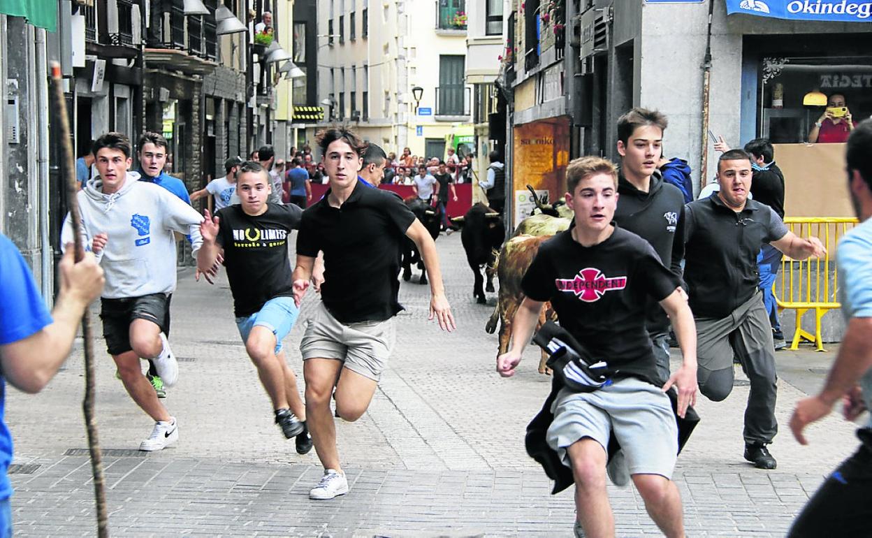 Los más intrepidos se atrevieron con el encierro de vaquillas, mientras que el resto pudo disfrutar de la comida de las sociedades gastronómicas. 