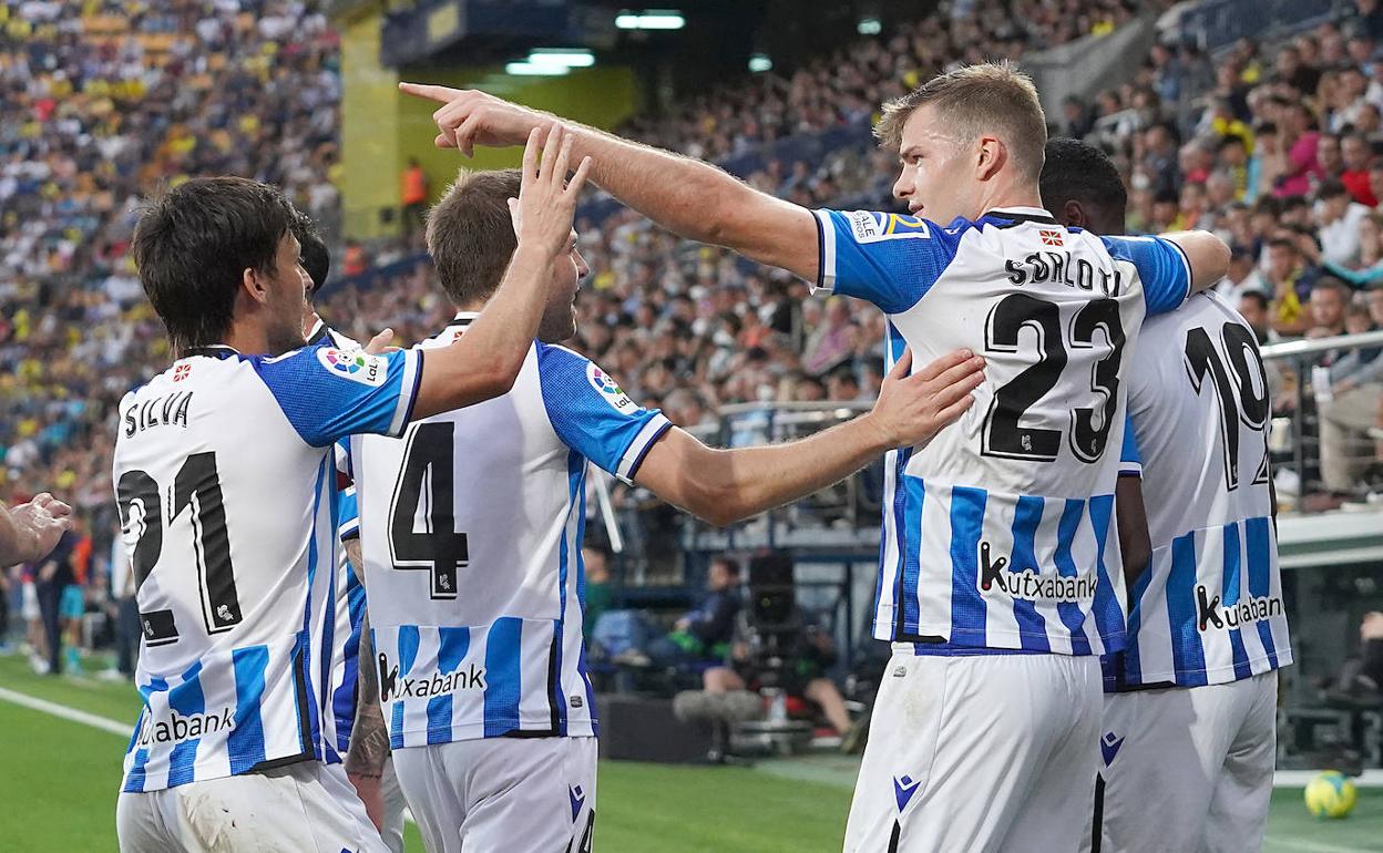 Los jugadores de la Real Sociedad celebran el tanto de Isak.