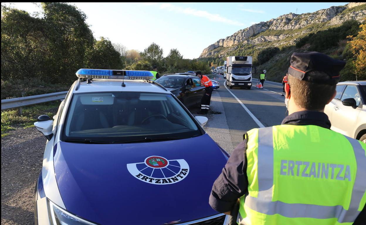 Agentes de la Ertzaintza en un control sobre la ITV en una carretera vasca