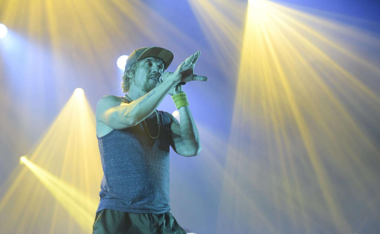 Actuación de Macaco en Sagüés durante una Semana Grande. 