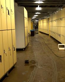 Imagen secundaria 2 - El agua entró en el Velódromo y casi llegó a inundar las pistas.