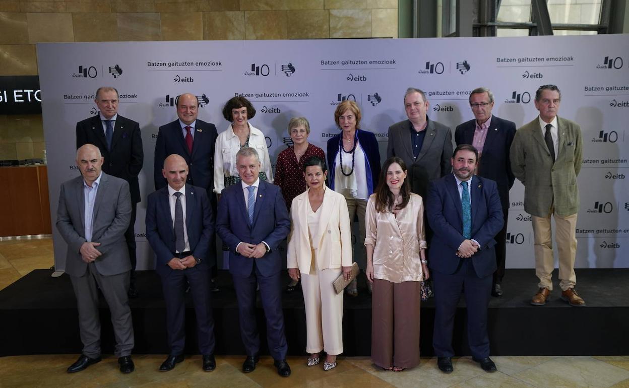 El lehendakari, su esposa, Lucía Arieta-Araunabeña, y la presidenta del Parlamento vasco, Bakartxo Tejeria, con otras autoridades y directivos de la cadena en distintas etapas.