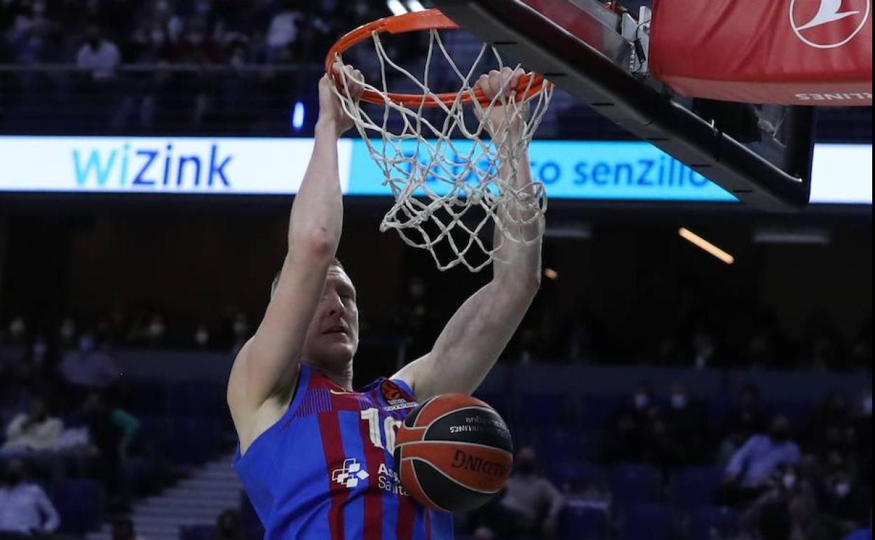 Rolands Smits machaca el aro en un partido de Euroliga ante el Real Madrid. 