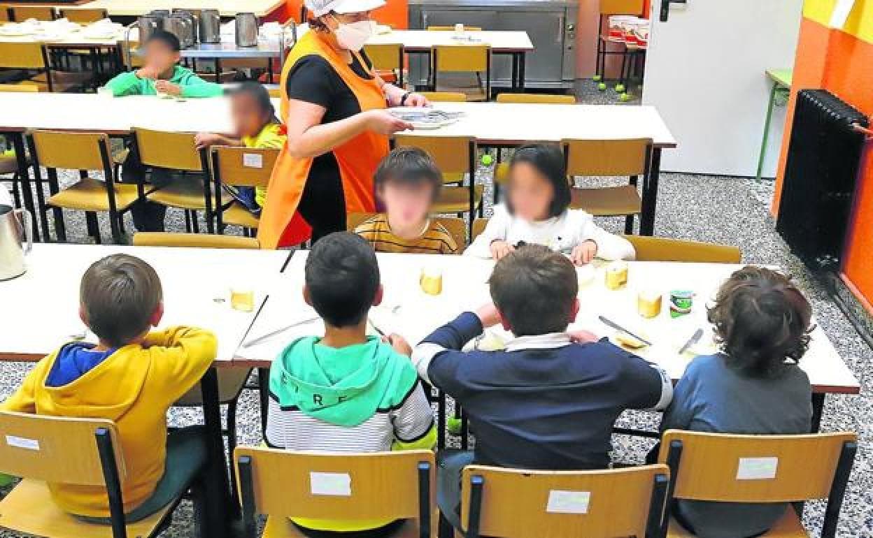 Un grupo de escolares en el comedor de su colegio.