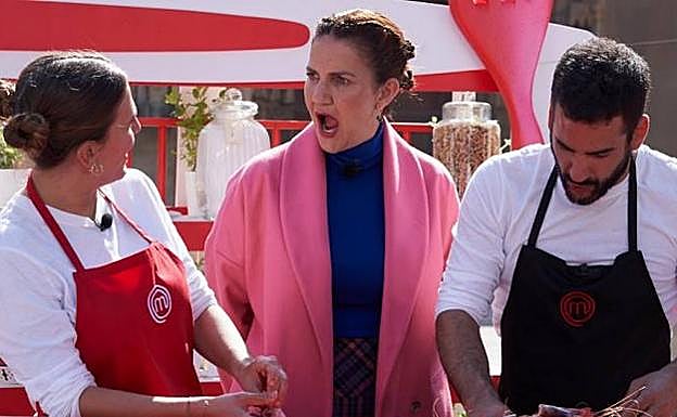 Samantha, con cara de sorpresa, tras el beso entre Eva y Jokin en Masterchef 10 