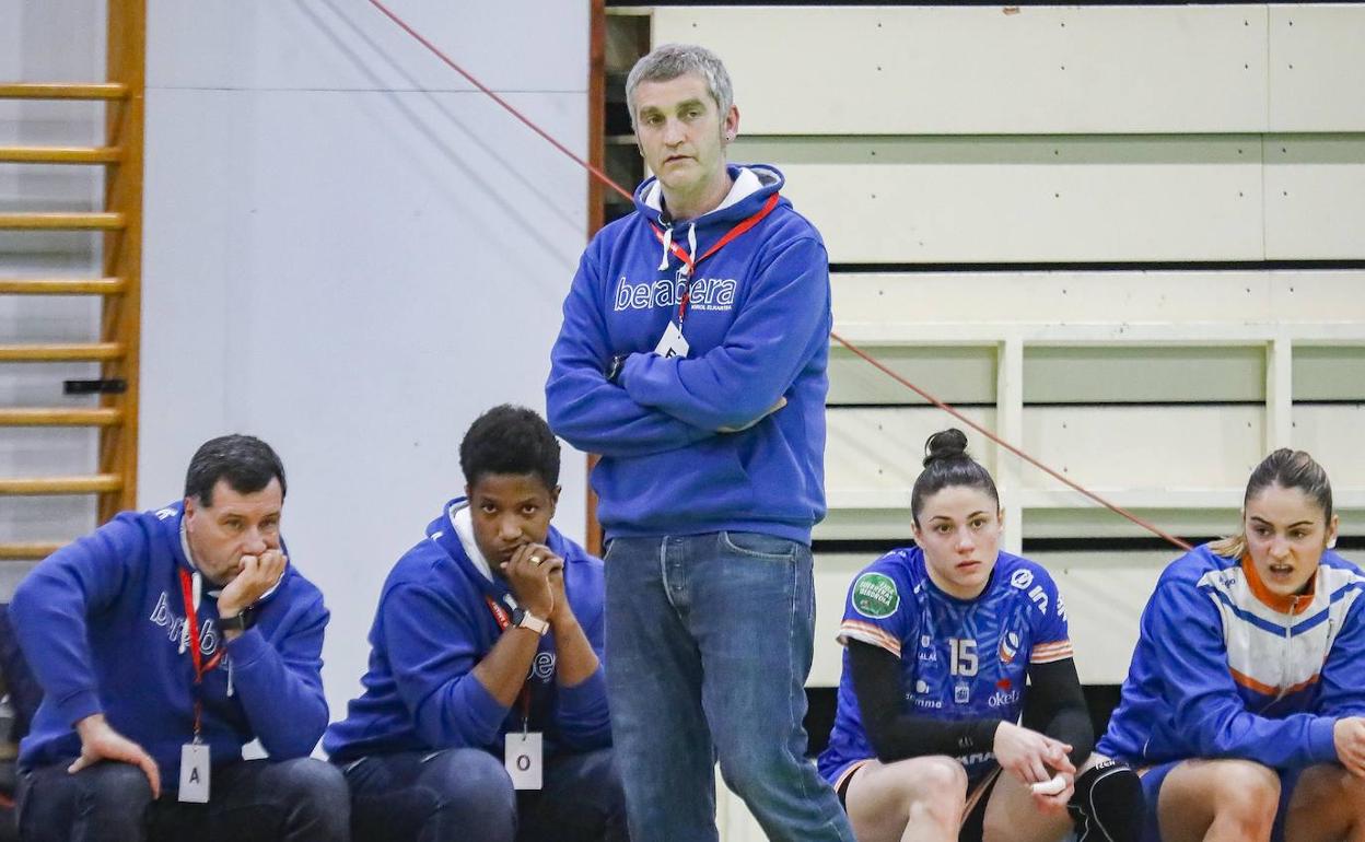 Imanol Álvarez sigue de pie las evoluciones de un partido. 