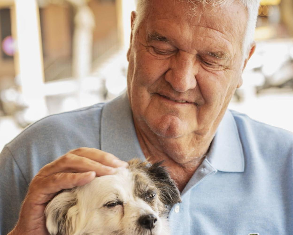 John Toshack acaricia cariñosamente a su perro 'Hugo', al que puso ese nombre por Hugo Sánchez.