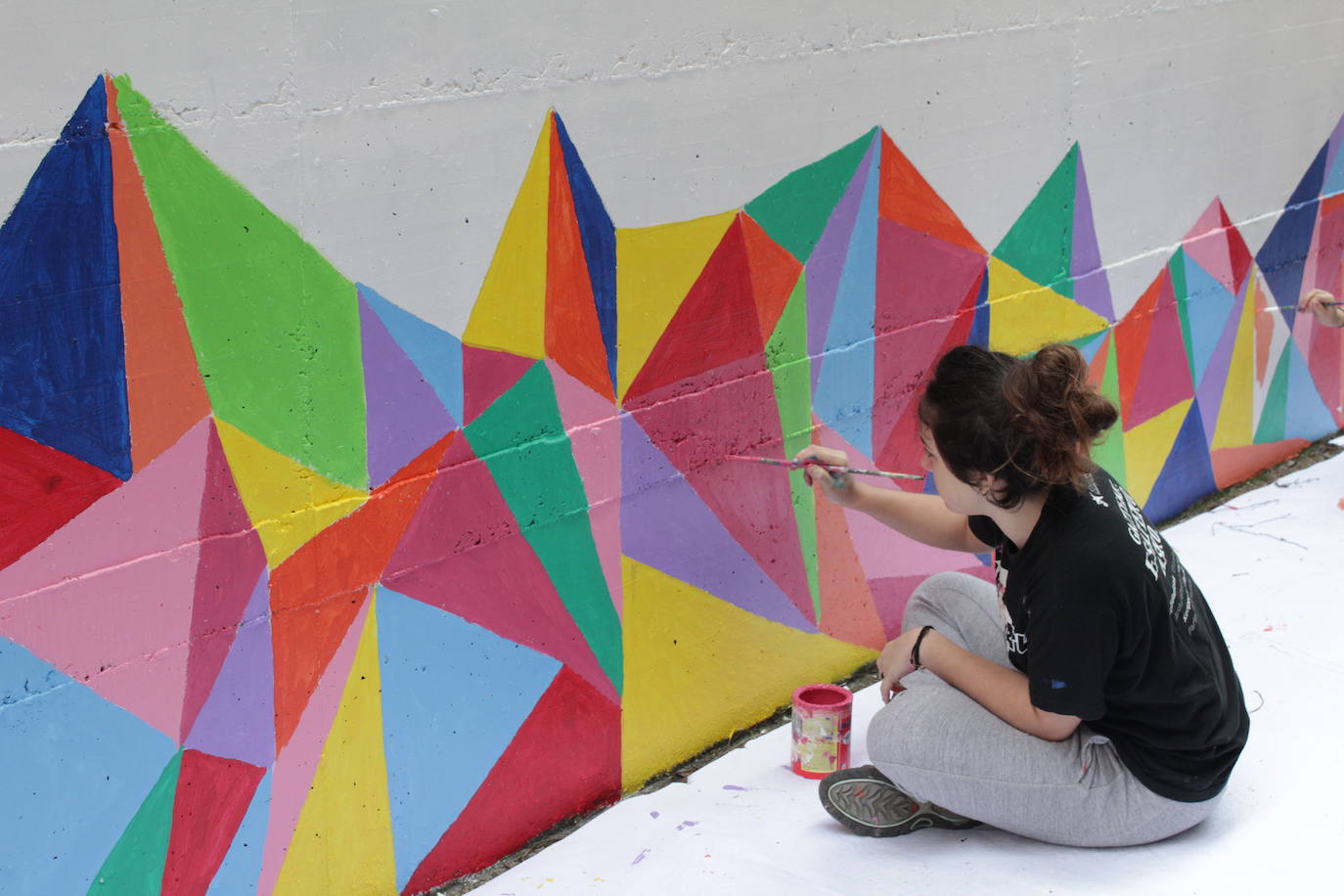 Ikastetxean margotutako horma-irudia.