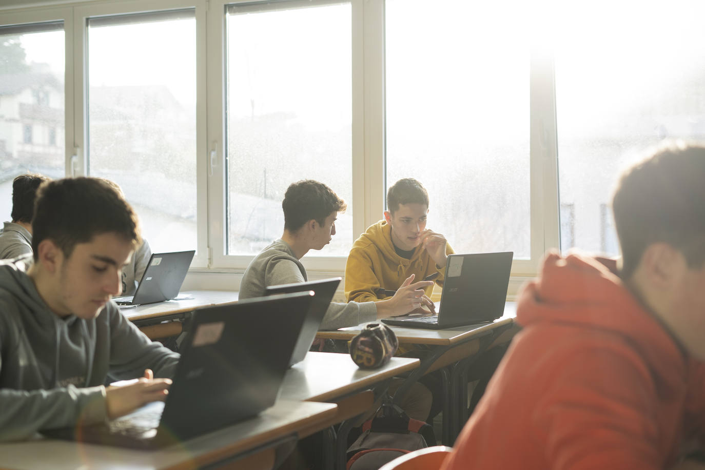 Batxilergoko ikasleak, ikasgelan.