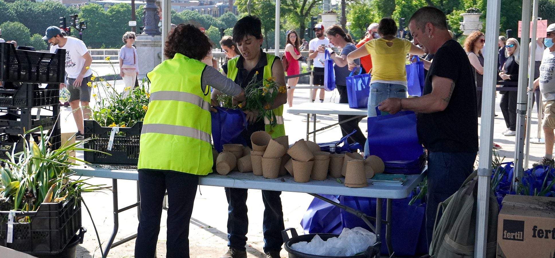 Fotos: Reparto de plantas y bulbos en San Sebastián