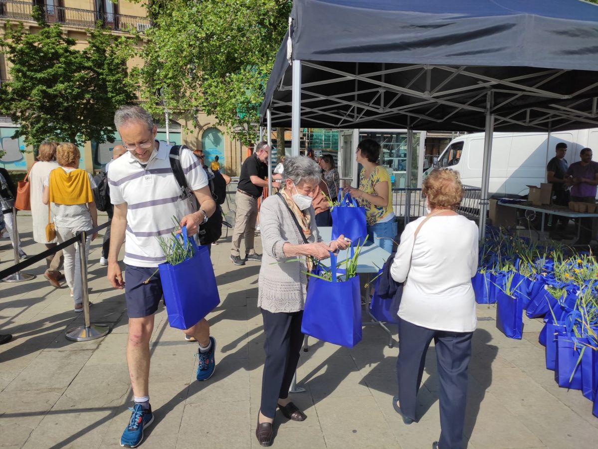 Fotos: Reparto de plantas y bulbos en San Sebastián