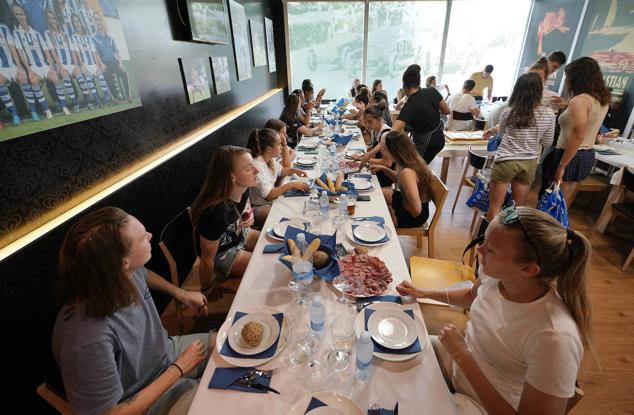 Las jugadoras de la Real Sociedad brindan por los éxitos conseguidos. 