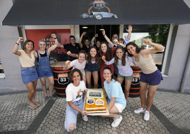 Las jugadoras de la Real Sociedad brindan por los éxitos conseguidos. 