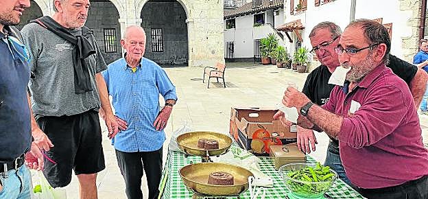 Los astigartarras aprovecharon para comprar en la feria que se celebró el sábado en Foru plaza los preciados guisantes. 