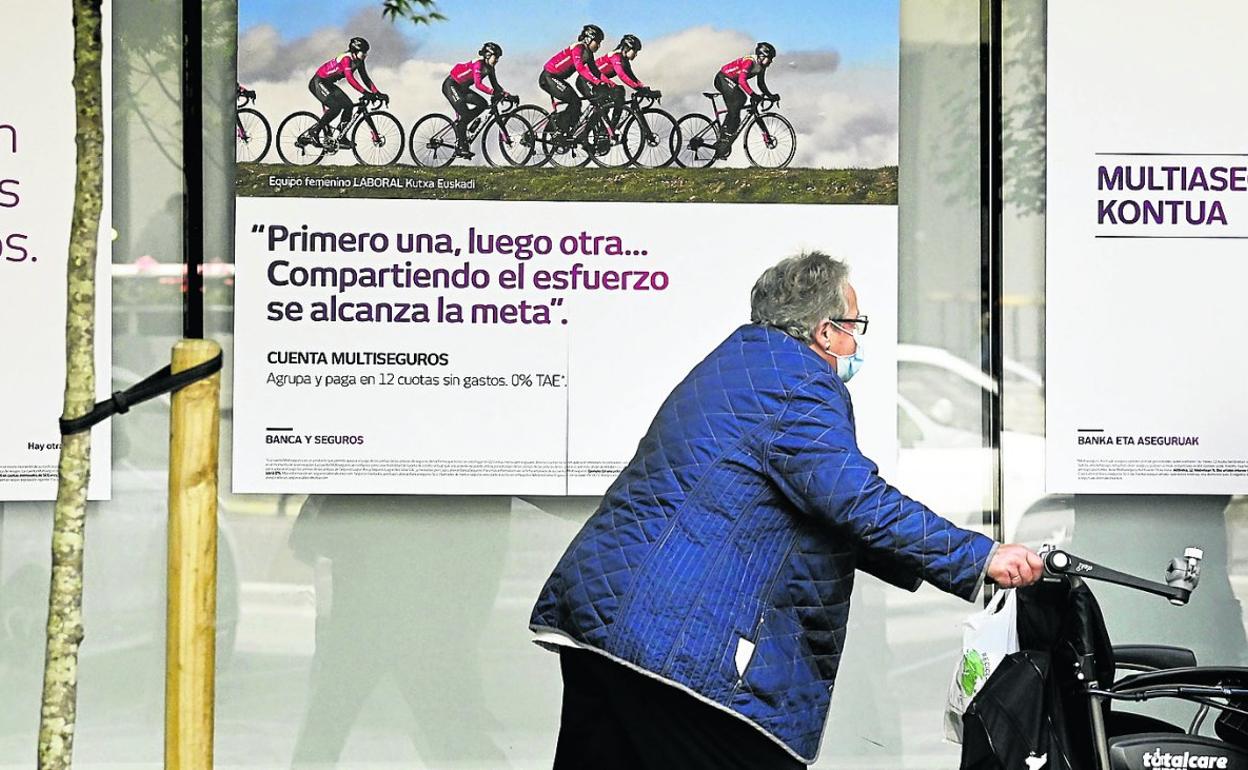 Las dos mociones presentadas por los grupos políticos en el pleno de mayo pusieron el foco en la atención de las entidades financieras. 