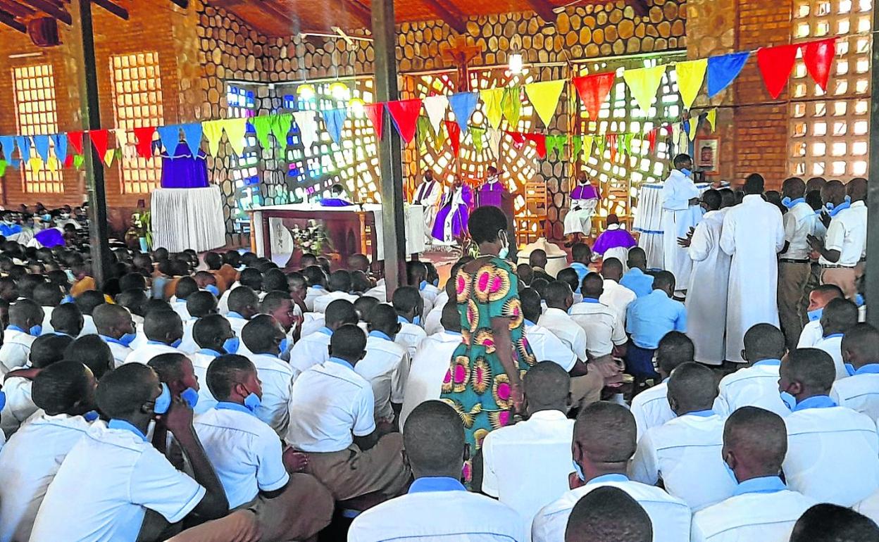 Vecinos de Kabuga, trabajadores del polo de desarrollo y alumnos y profesores de las escuelas creadas por José Ramón Amunarriz llenaron la parroquia. 