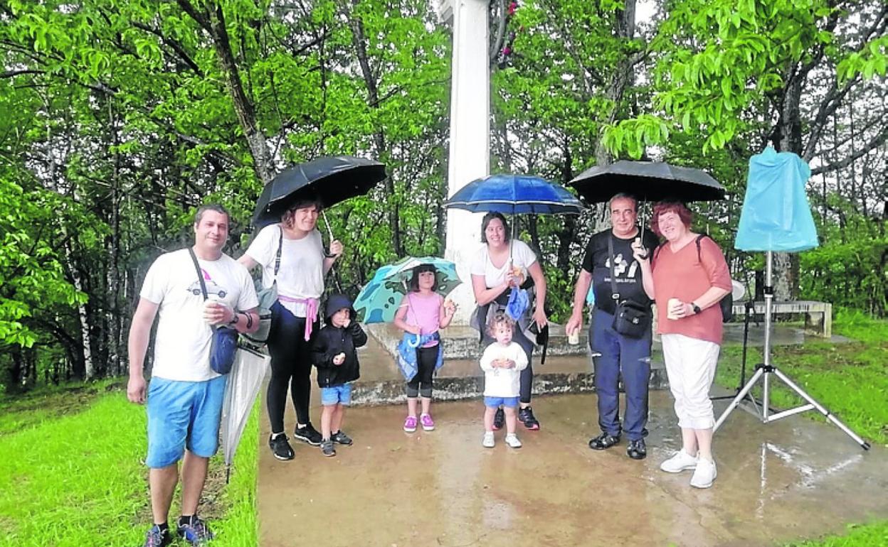 Iturriotz auzoko familia, Munuaundiko gurutzean. 