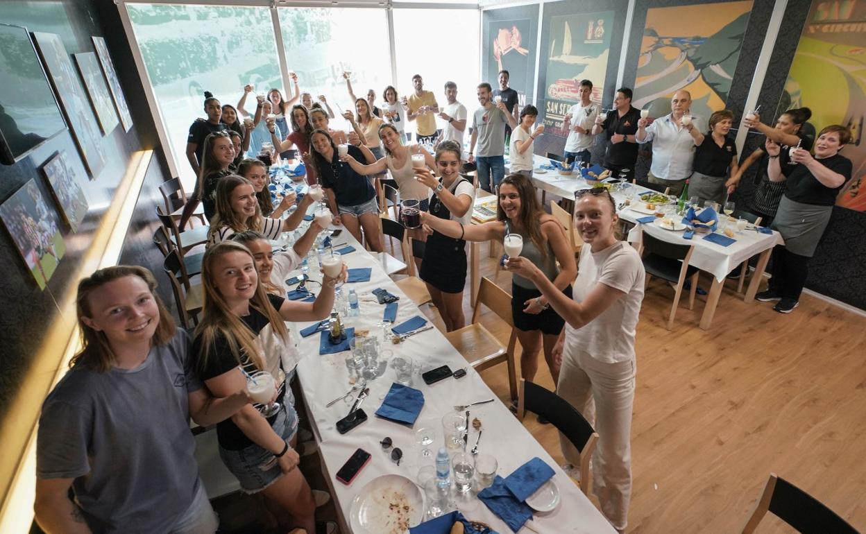 Las jugadoras de la Real celebraron el cierre de la temporada con una comida ayer en el bar Route 33 de Lasarte-Oria. 