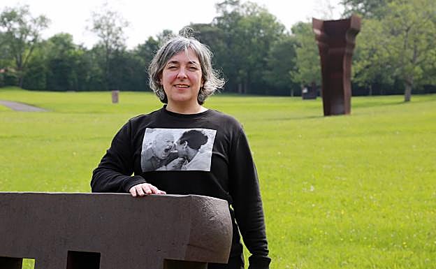 Alazne Cigaran coordina el Departamento de Atención al visitante en Chillida Leku. 