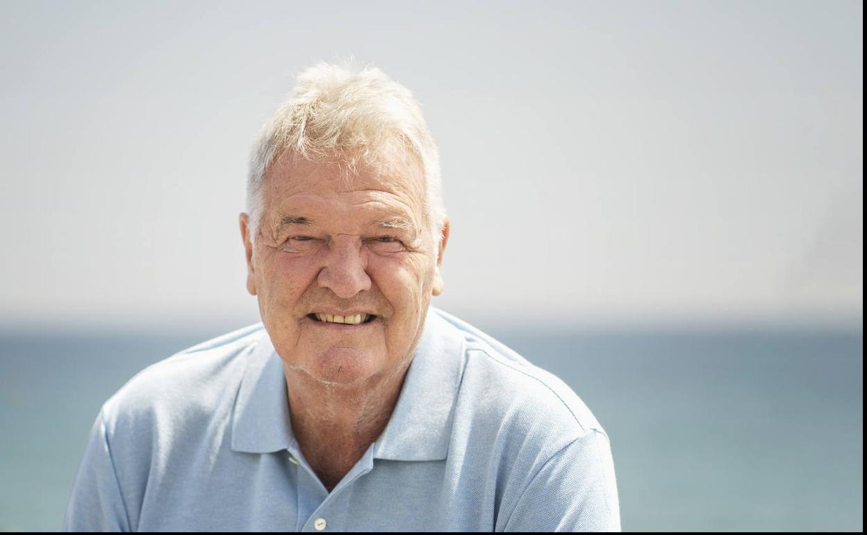 John Toshack posa junto a la playa de la Barceloneta.