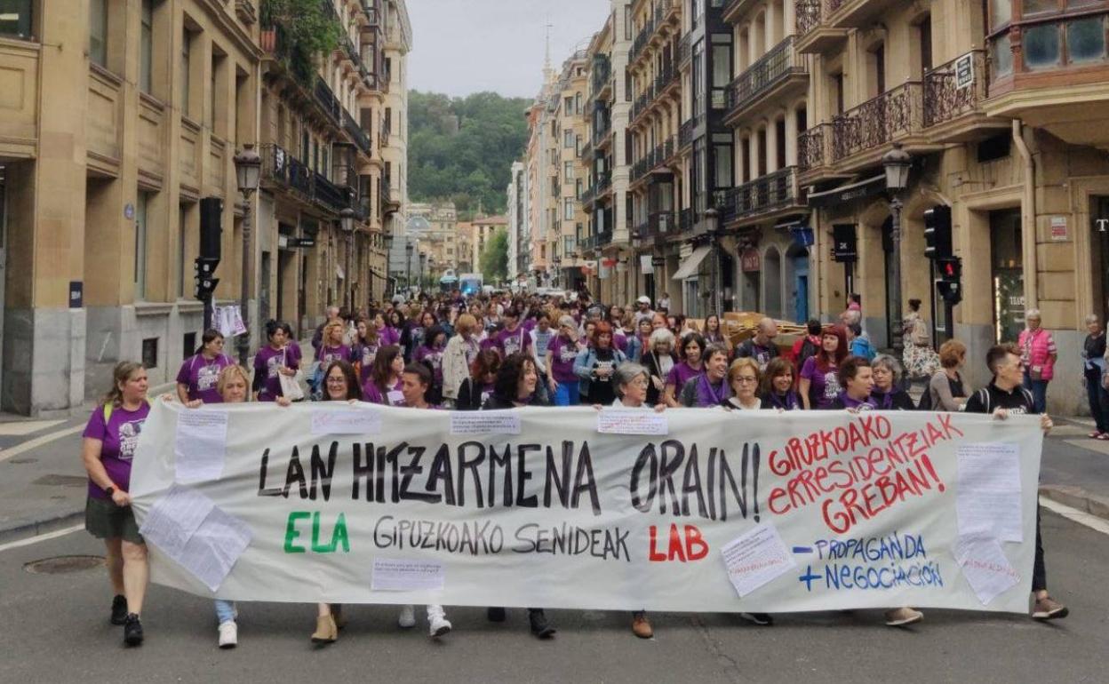 Trabajadoras de residencias de Gipuzkoa se manifiestan este jueves en Donostia. 