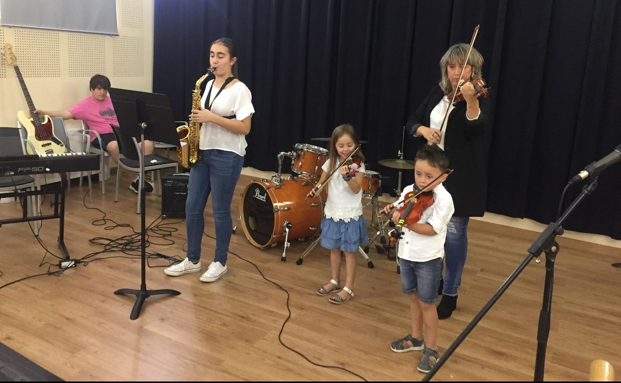 Aurreko familien arteko emanaldi bateko irudia .