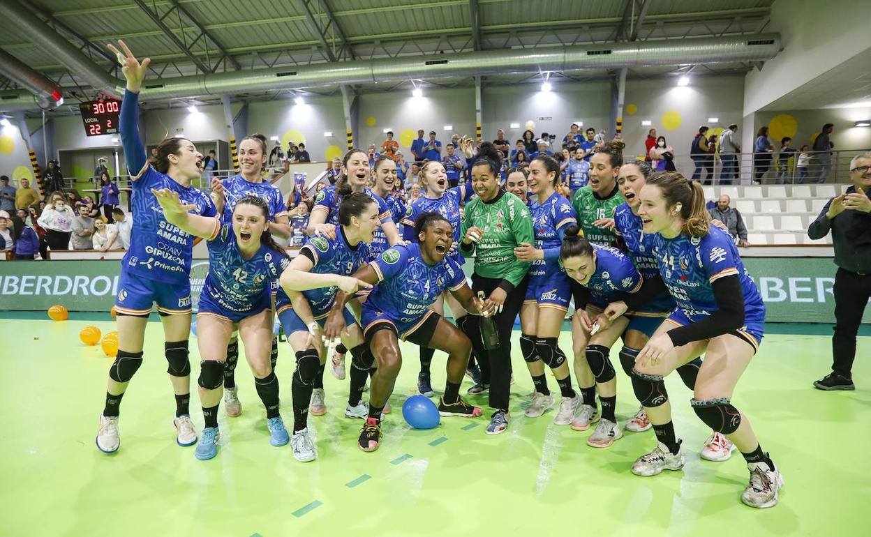 Las jugadoras del Super Amara Bera Bera celebran el título conquistado en Gijón. 