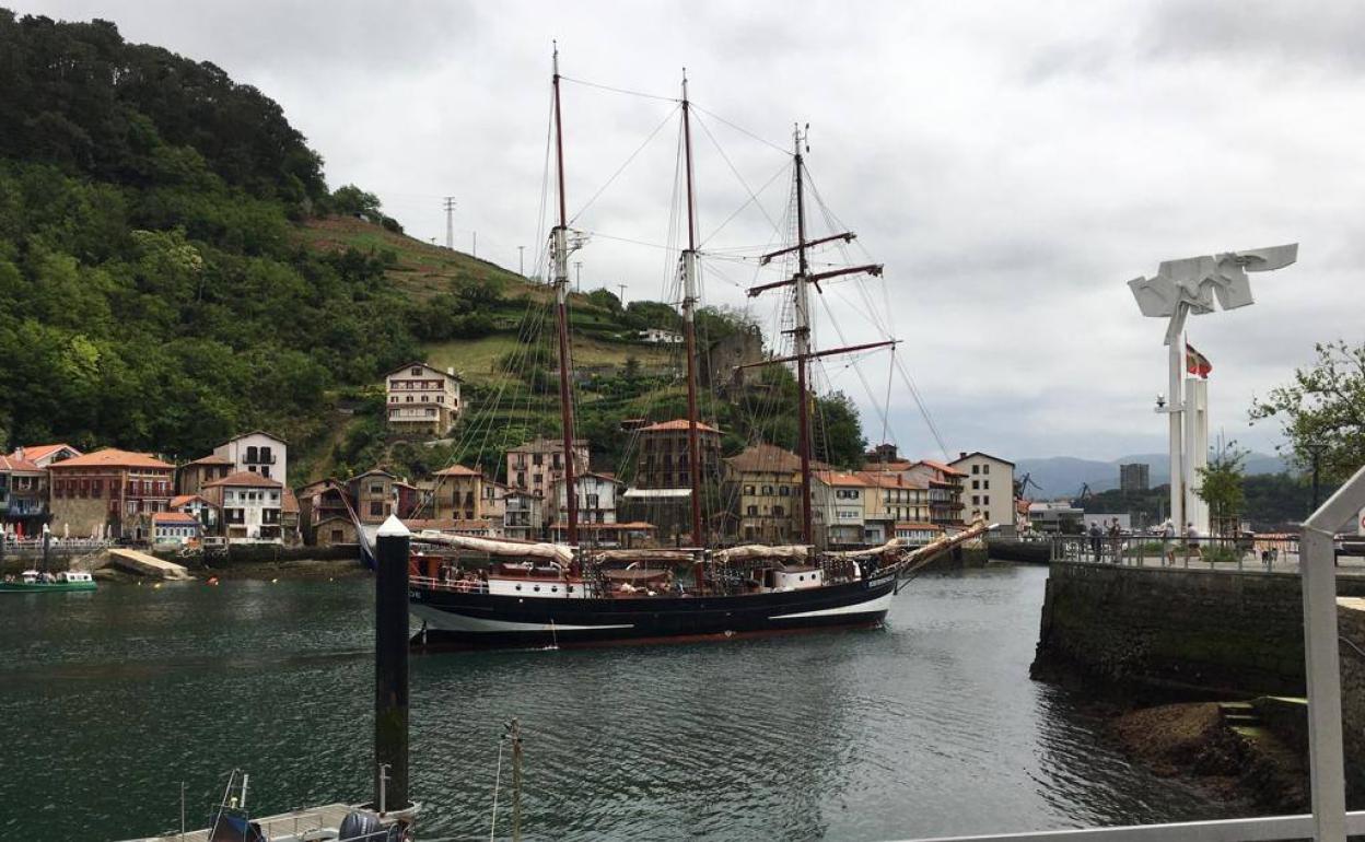 La goleta holandesa 'Oosterschelde' este jueves a su llegada a Pasaia.