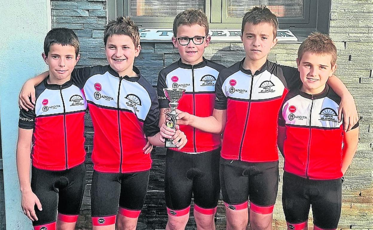 Alebin mailan aritu ziren txirrindulari gazteak. 