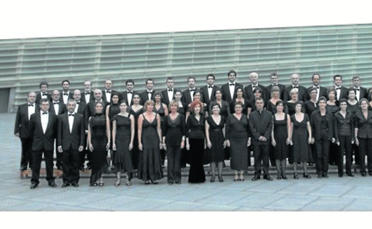 El Coro Mixto se compone de las voces del Coro de Mujeres Easo y las voces graves del Coro Easo. 