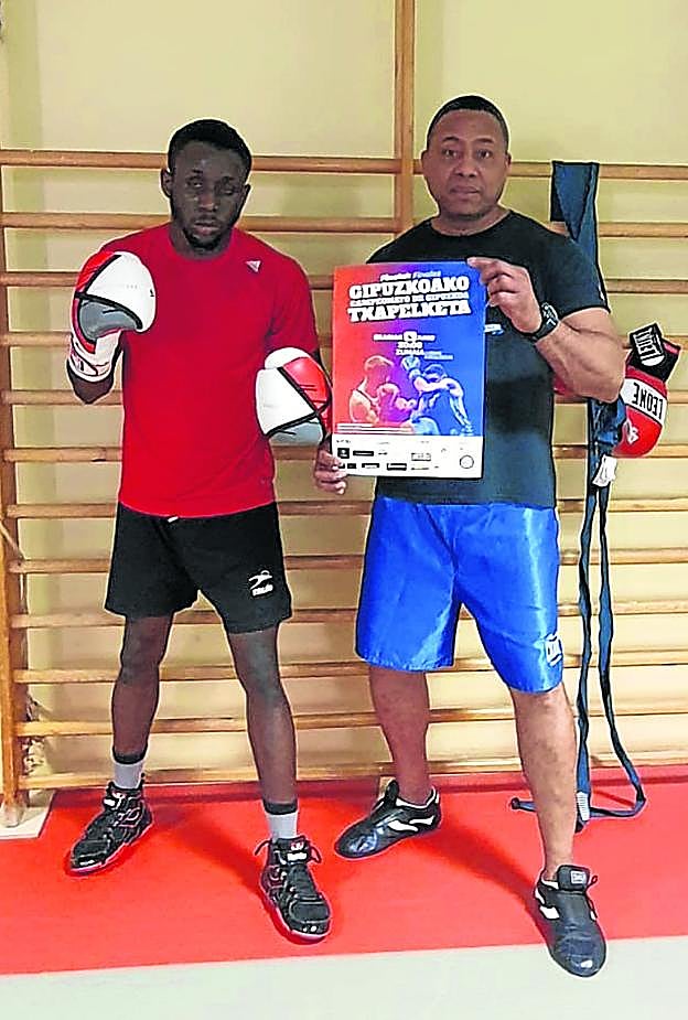 Mady Diame y Ruben Arredondo, con el cartel del Campeonato. 