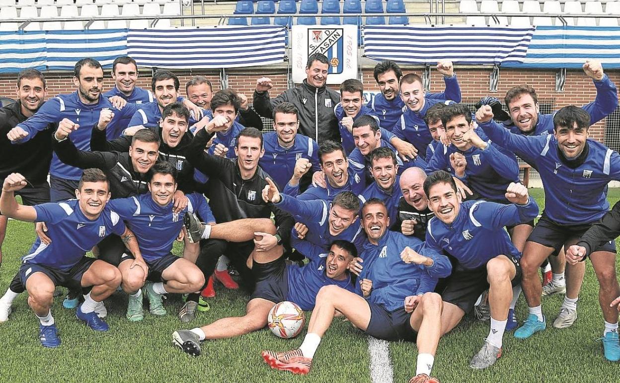 Los beasaindarras aguardan la final sonrientes y con puños en alto.