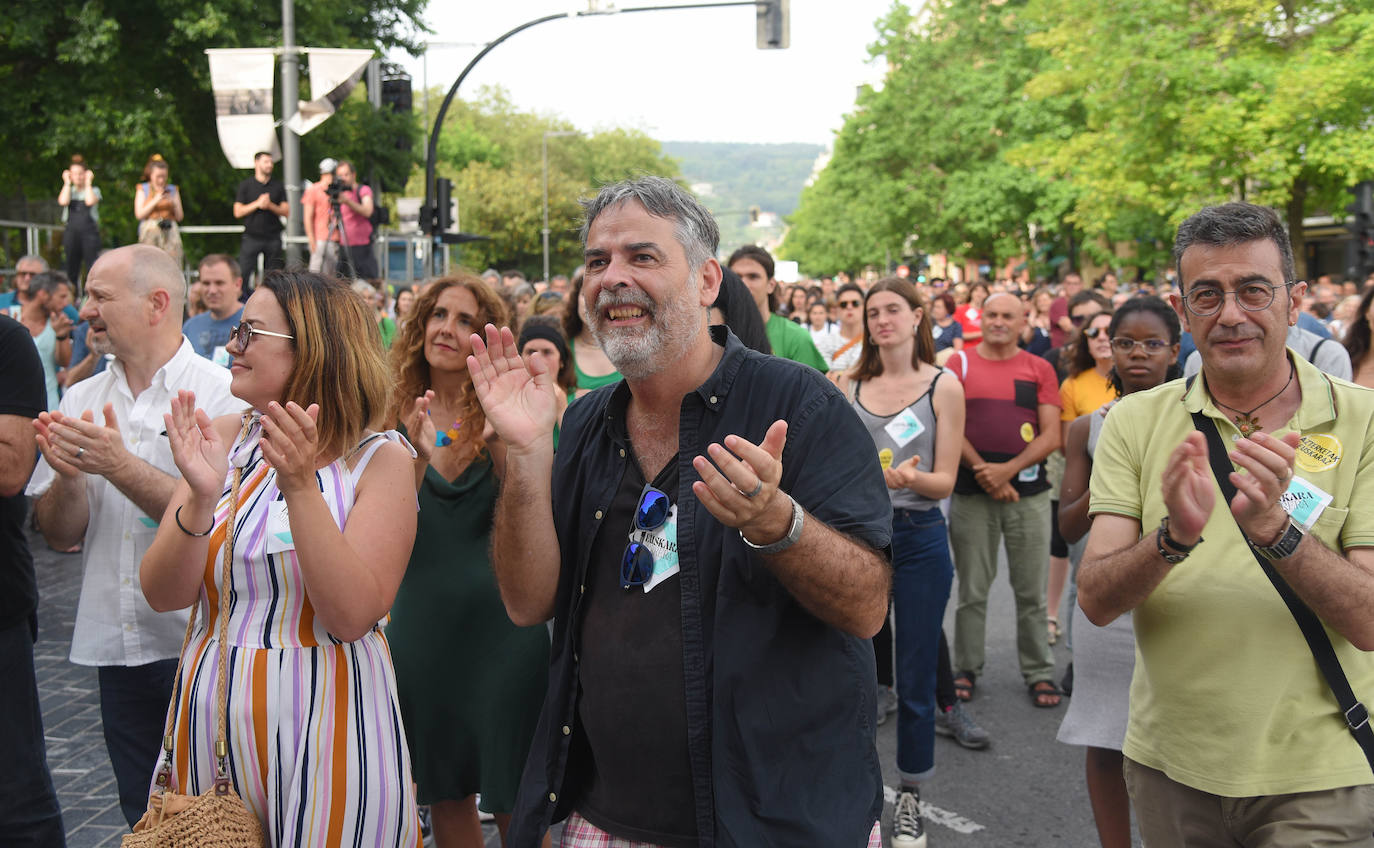 Fotos: Miles de personas reivindican por las calles de Donostia el uso del euskera