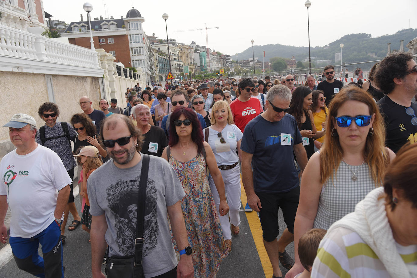 Fotos: Miles de personas reivindican por las calles de Donostia el uso del euskera