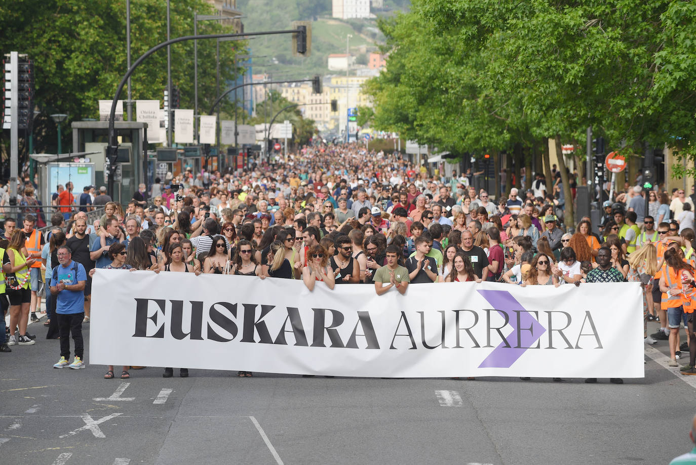 Fotos: Miles de personas reivindican por las calles de Donostia el uso del euskera